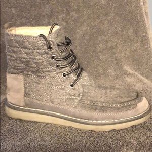 TOMS Quilted grey boots